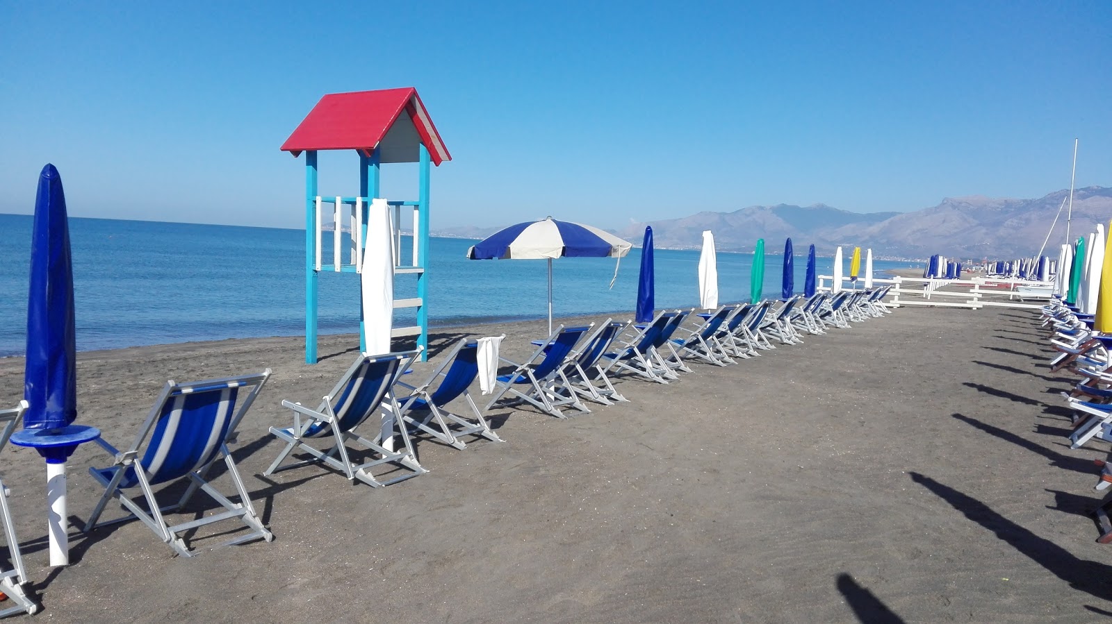 Fotografie cu Baia Domizia beach - locul popular printre cunoscătorii de relaxare