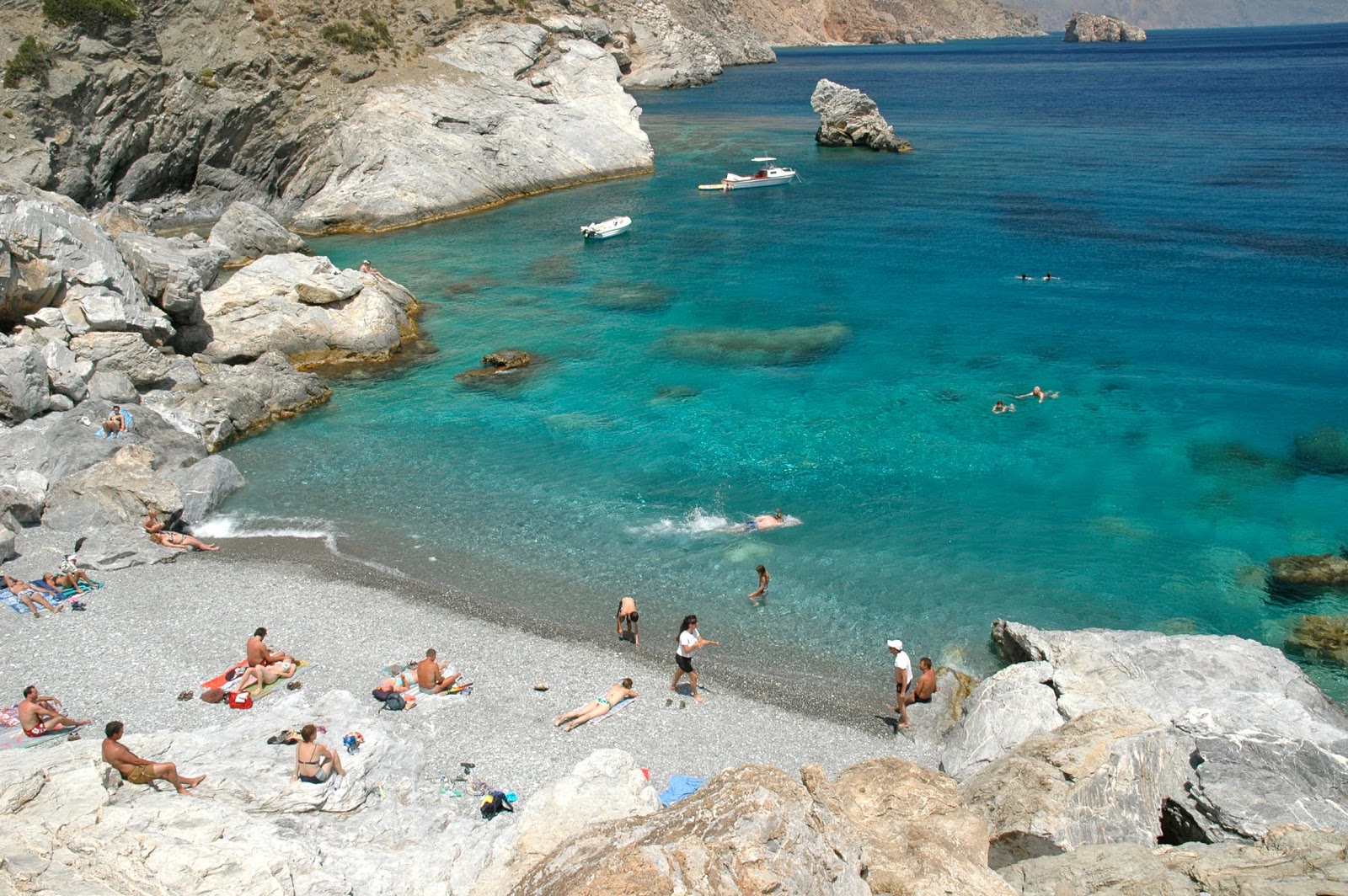 Foto di Agios Anna beach circondato da montagne