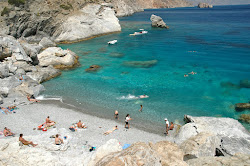 Agios Anna beach'in fotoğrafı dağlarla çevrili