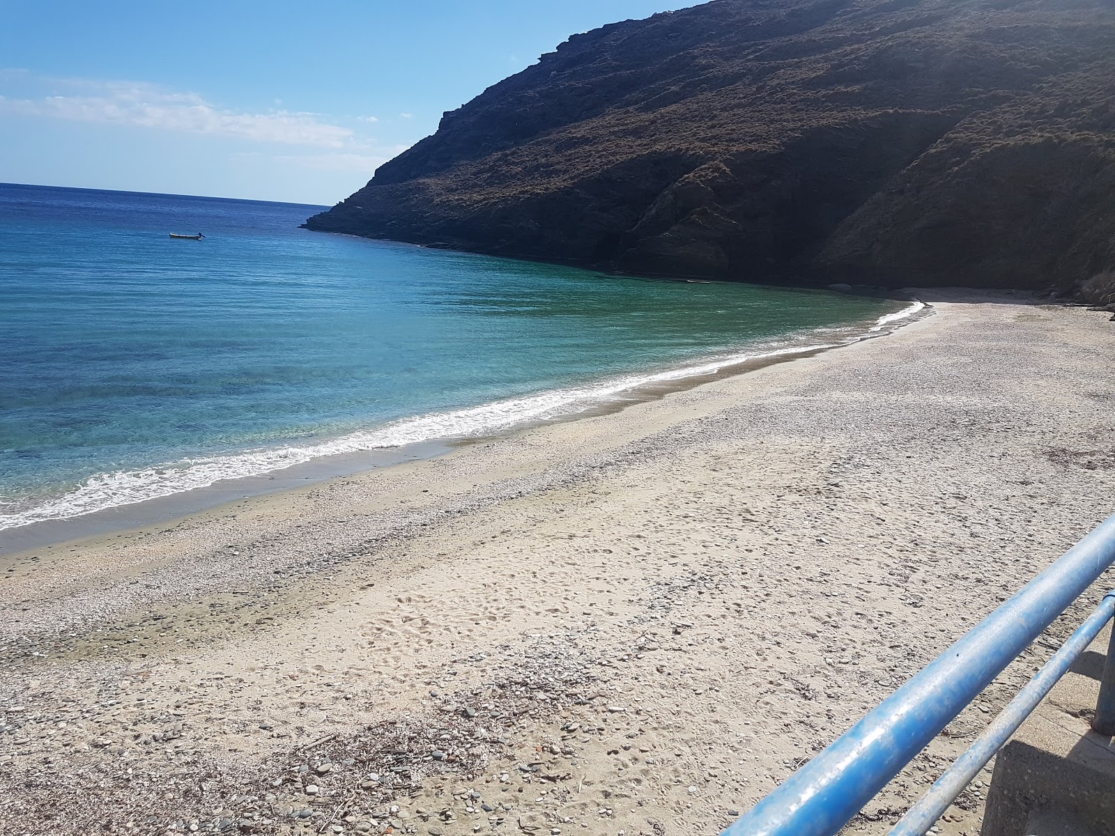 Gialia beach'in fotoğrafı kısmen temiz temizlik seviyesi ile