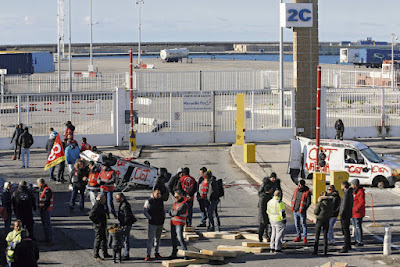 Les barricades du port à Marseille