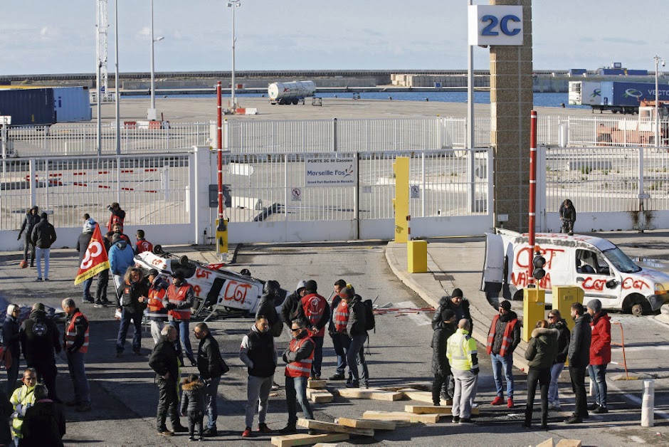 Les barricades du port à Marseille (Bouches-du-Rhône 13)