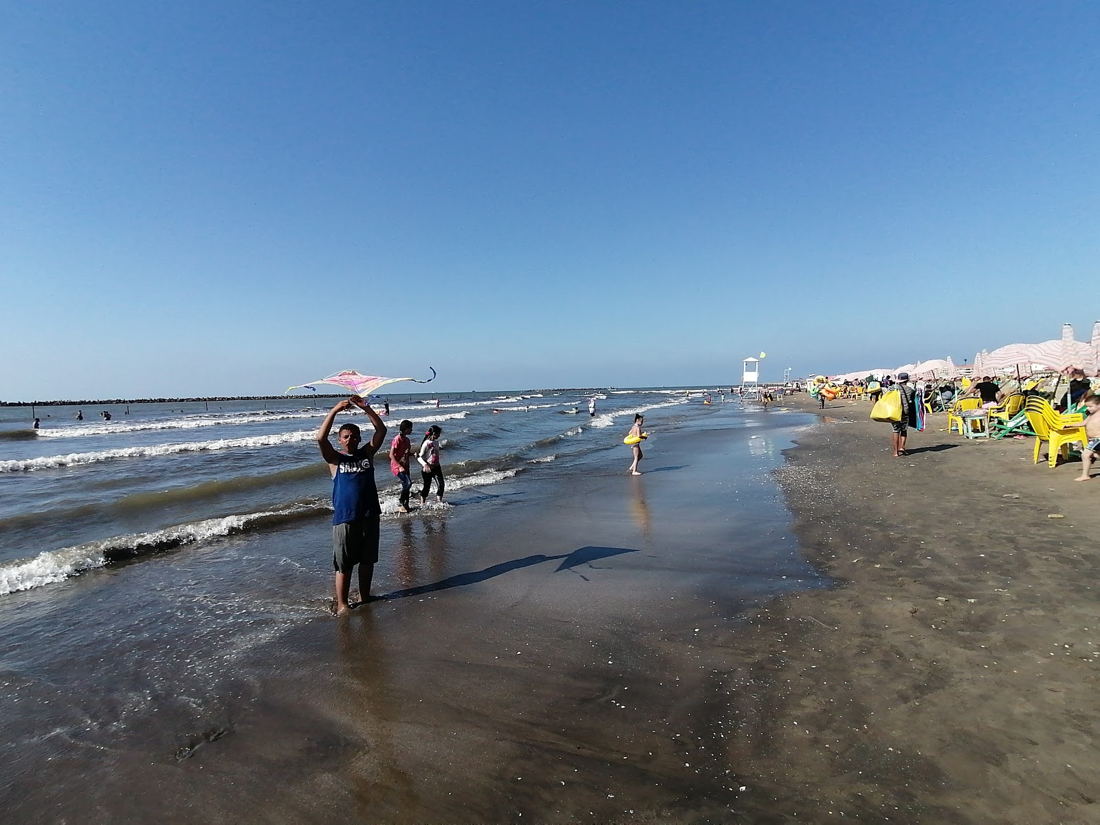 Valokuva Ras El-Bar Beachista. pinnalla turkoosi puhdas vesi:n kanssa
