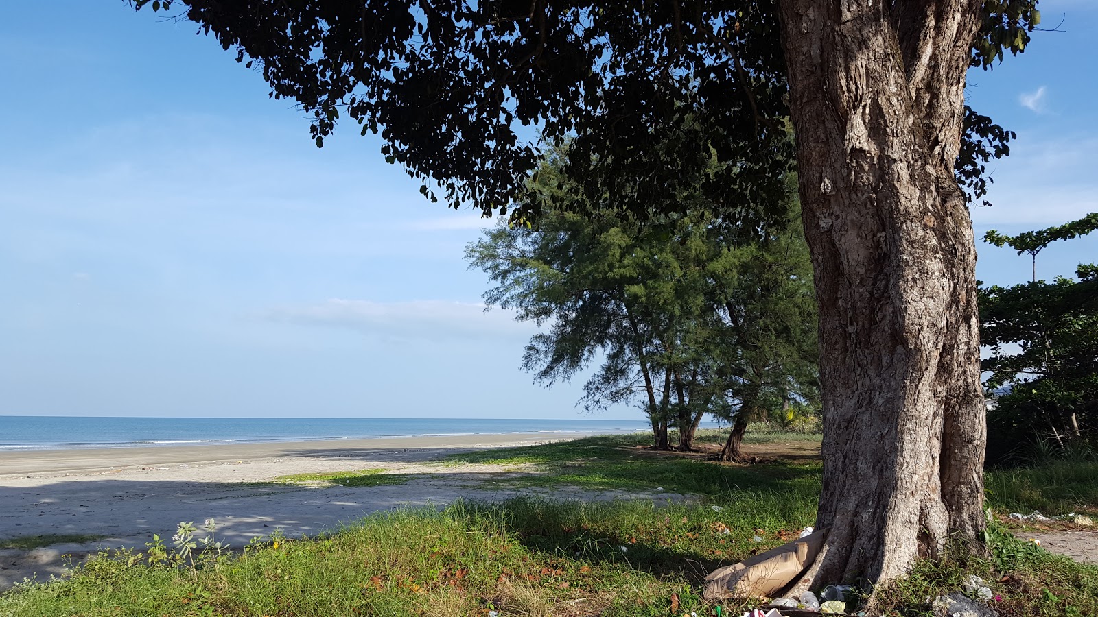 Foto de Batu Hitam Mandurah Beach área parcialmente do hotel