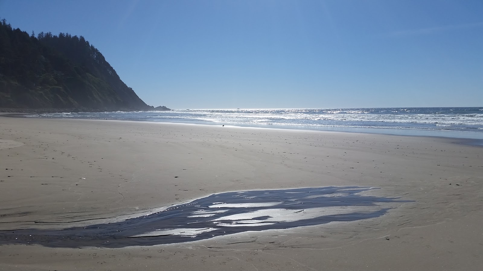 Foto de Cove Beach com água cristalina superfície