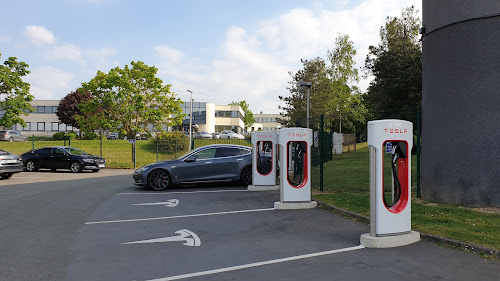 Borne de recharge de véhicules électriques Tesla Supercharger Chasseneuil-du-Poitou