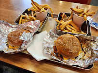 Cheeseburger du Restaurant de hamburgers Five Guys Paris Blanche - n°20