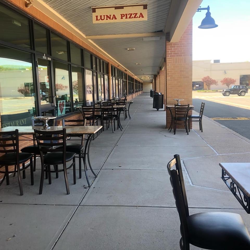 Lisa's Luna Pizza 06070