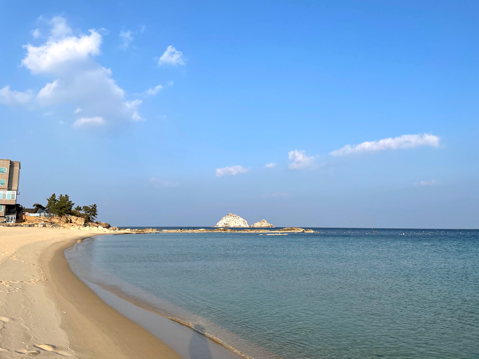 Foto av Jajakdo Beach med turkos rent vatten yta