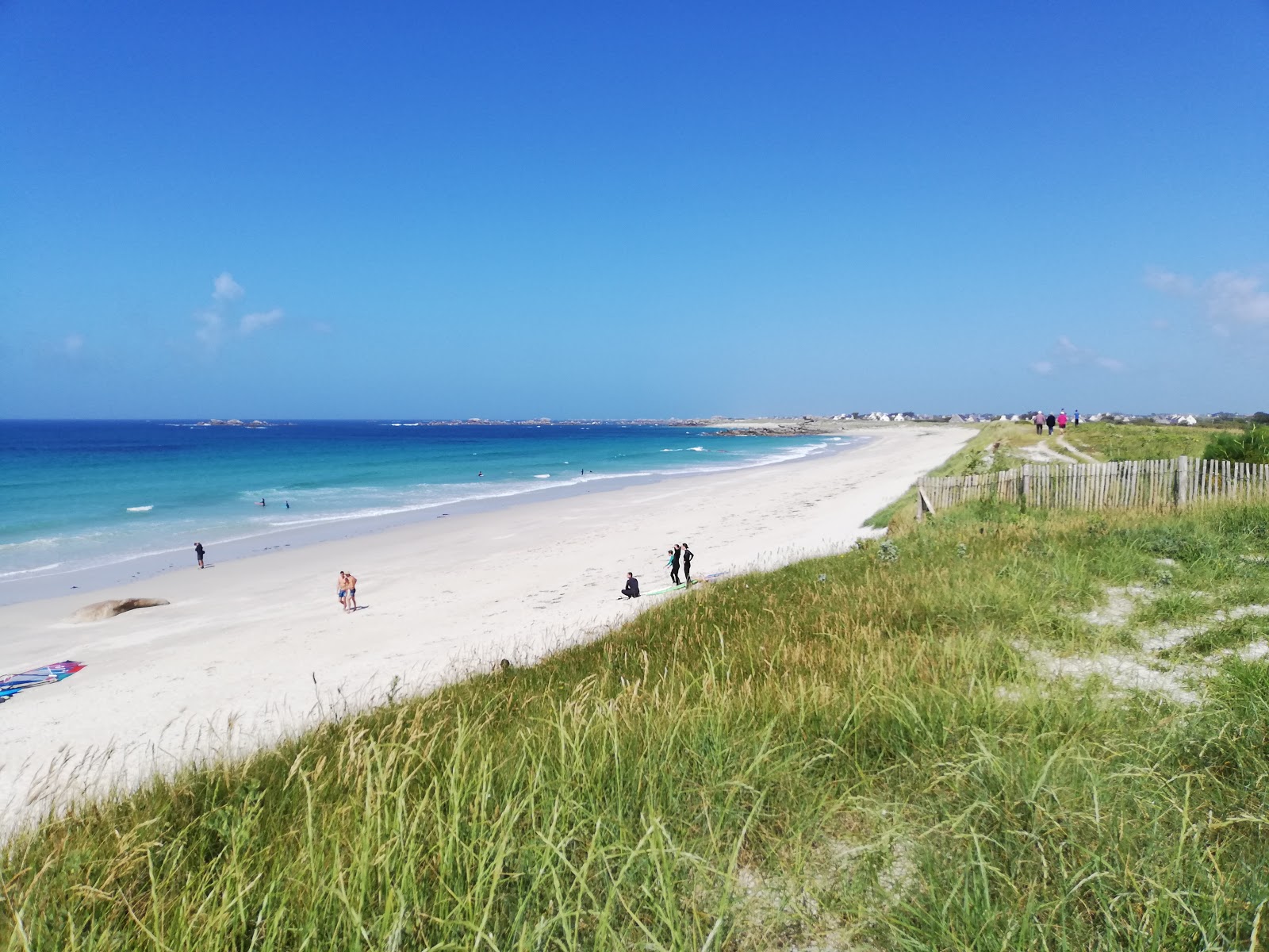 Foto di Plage Boutrouilles con una superficie del sabbia beige
