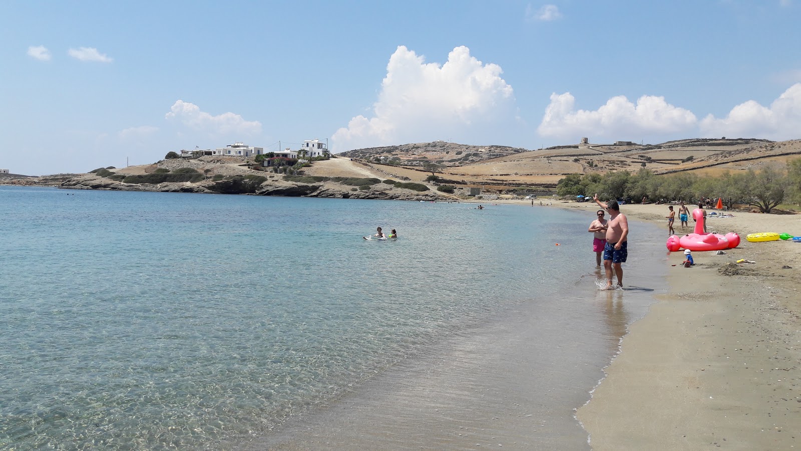 Foto de Livadi beach - lugar popular entre os apreciadores de relaxamento