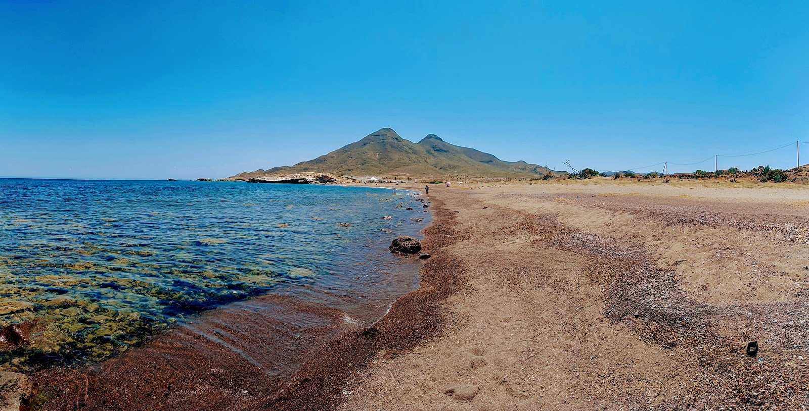 Fotografie cu Playa Los Escullos cu o suprafață de apa albastra