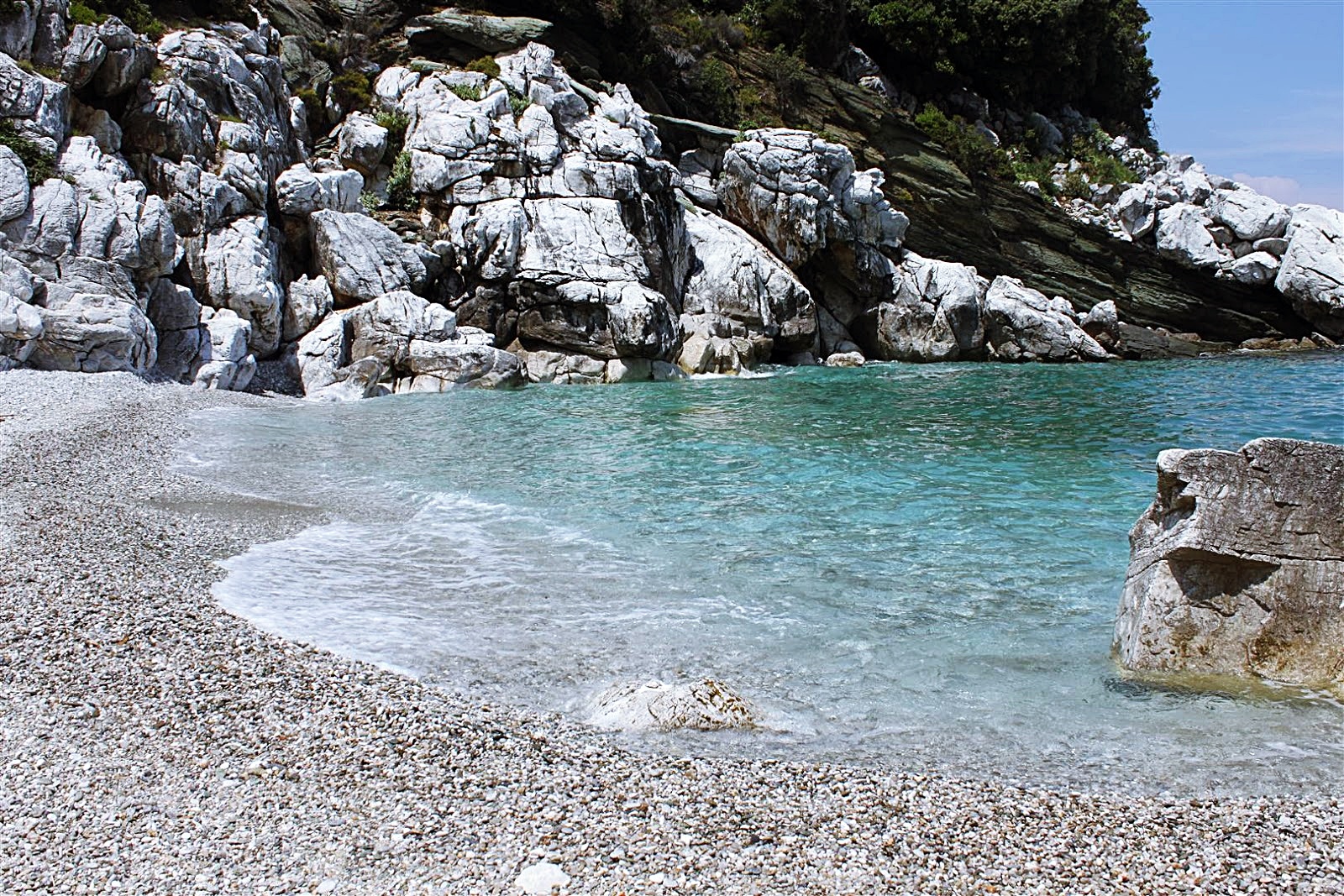 Photo de Petromelissa beach zone sauvage