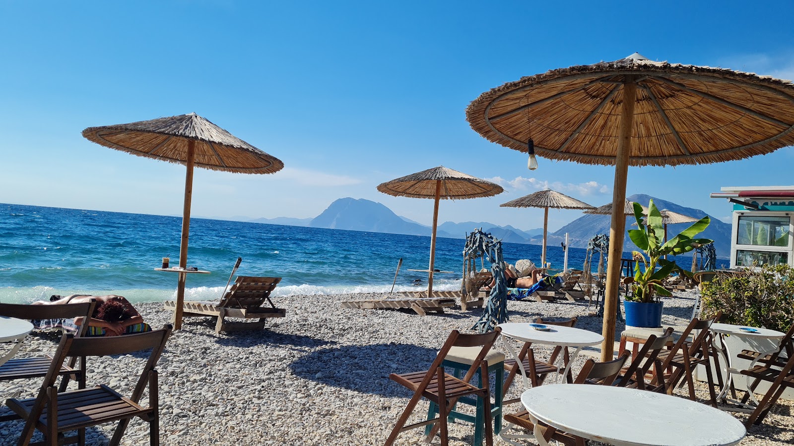 Foto di Milichos Beach con una superficie del ciottoli grigi