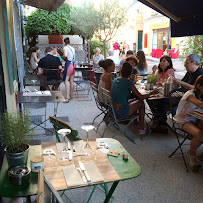 Atmosphère du Restaurant méditerranéen Au Brin de Thym à Arles - n°10