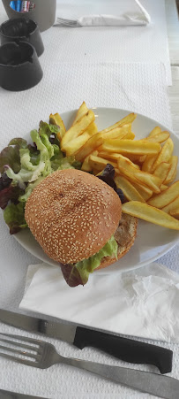 Hamburger du Restaurant français Le Grand Bleu à Saint-Gilles-Croix-de-Vie - n°9