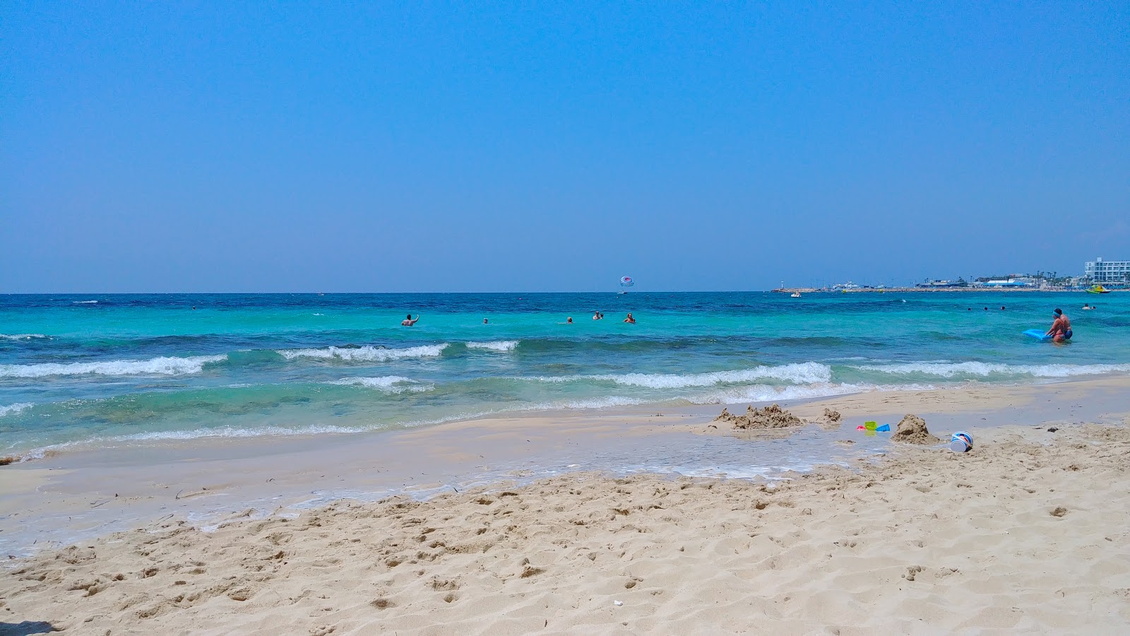 Foto av Glyki Nero Stranden med blå rent vatten yta