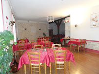 Atmosphère du Restaurant français Le Chapeau Rouge à Sellières - n°2