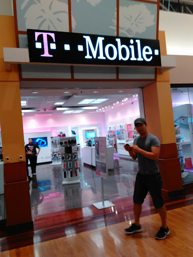 Cell Phone Store «T-Mobile», reviews and photos, 3000 Grapevine Mills Pkwy #105, Grapevine, TX • 76051-2011, USA