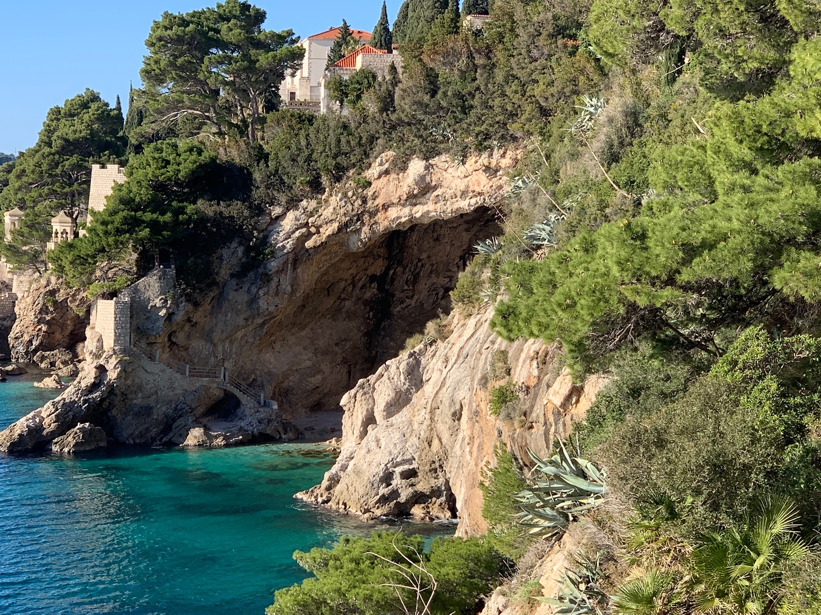 Fotografie cu Betina Cave beach cu mai multe golfulețe mici