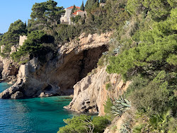 Fotografie cu Betina Cave beach cu mai multe golfulețe mici