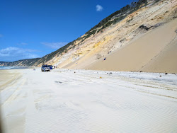 Zdjęcie Cooloola Beach z powierzchnią turkusowa czysta woda