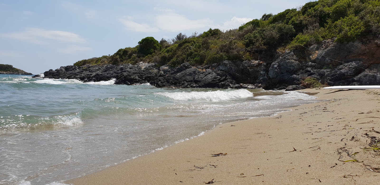 Foto de Trinisa beach localizado em área natural