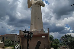 Estátua do Padre João image