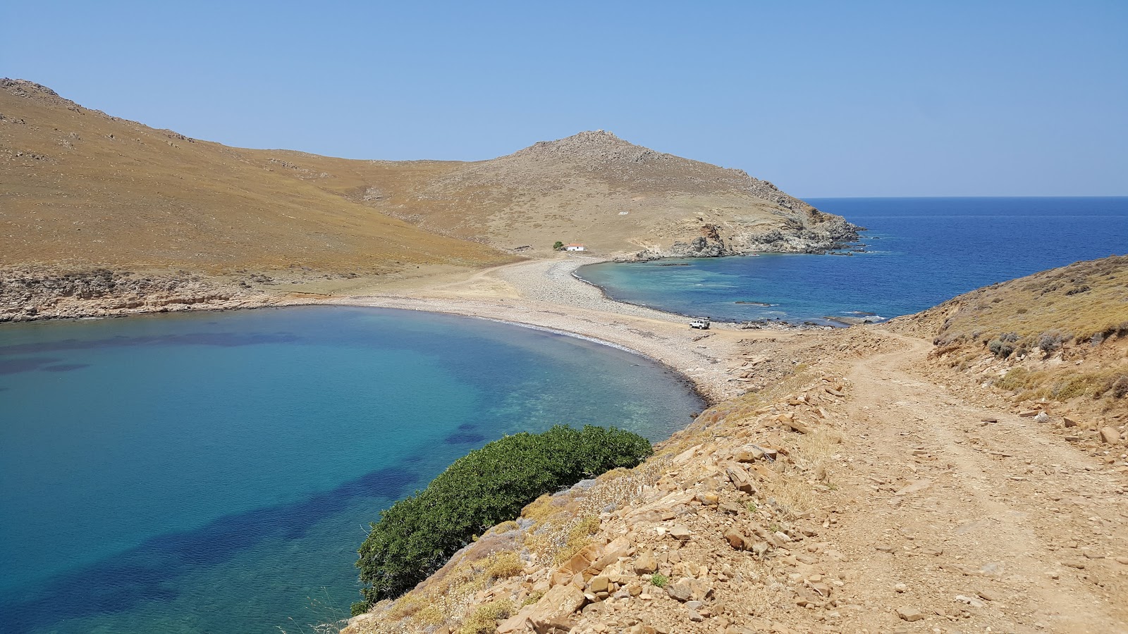 Photo of Mourtzeflos beach with partly clean level of cleanliness