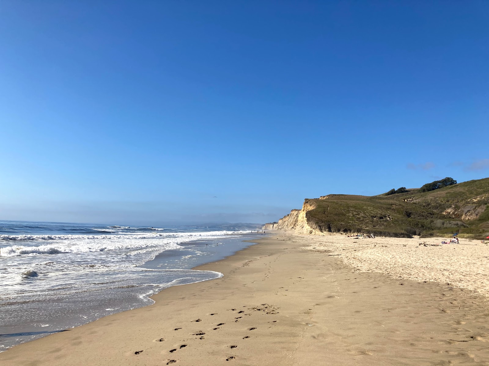 Φωτογραφία του Pescadero Beach II με φωτεινή άμμος επιφάνεια