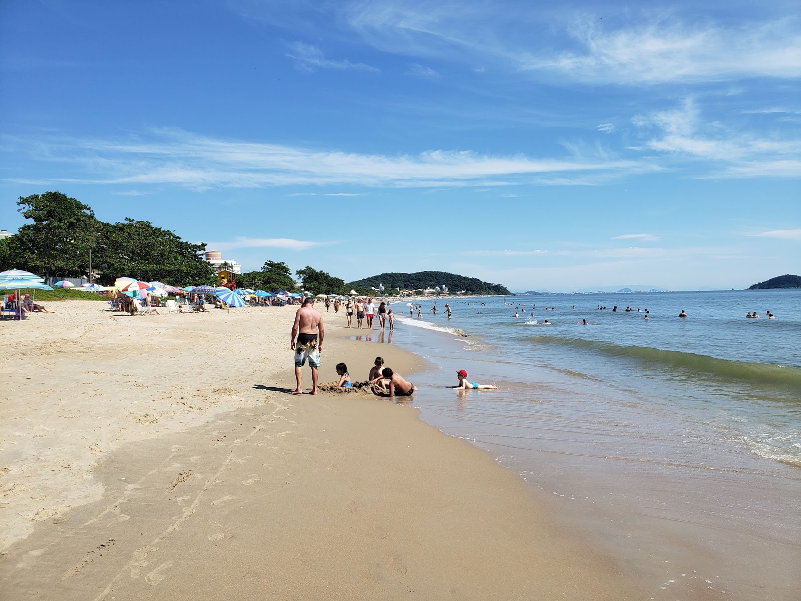 Foto av Armação Beach med turkosa vatten yta