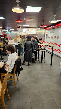 Atmosphère du Restaurant de hamburgers Five Guys Chaussée d'Antin à Paris - n°2