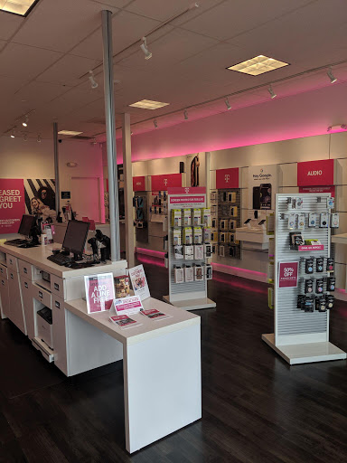 Cell Phone Store «T-Mobile», reviews and photos, 9 Centerpointe Dr, Lake Oswego, OR 97035, USA