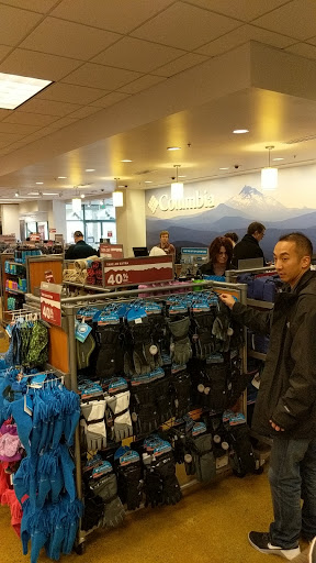Sportswear Store «Columbia Sportswear Outlet», reviews and photos, 3 Monroe Pkwy, Lake Oswego, OR 97035, USA