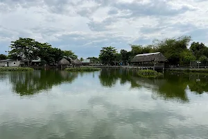 Hồ Câu Thủy Tạ image