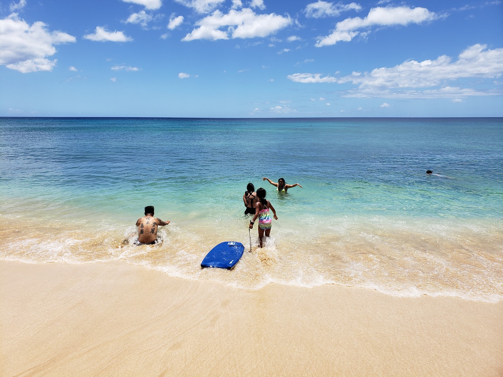 Foto von Electric beach mit geräumiger strand