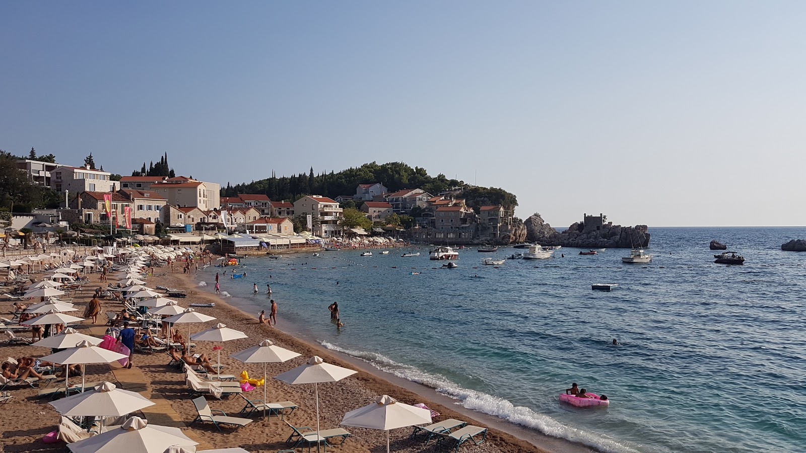Foto de Przno Beach e sua bela paisagem