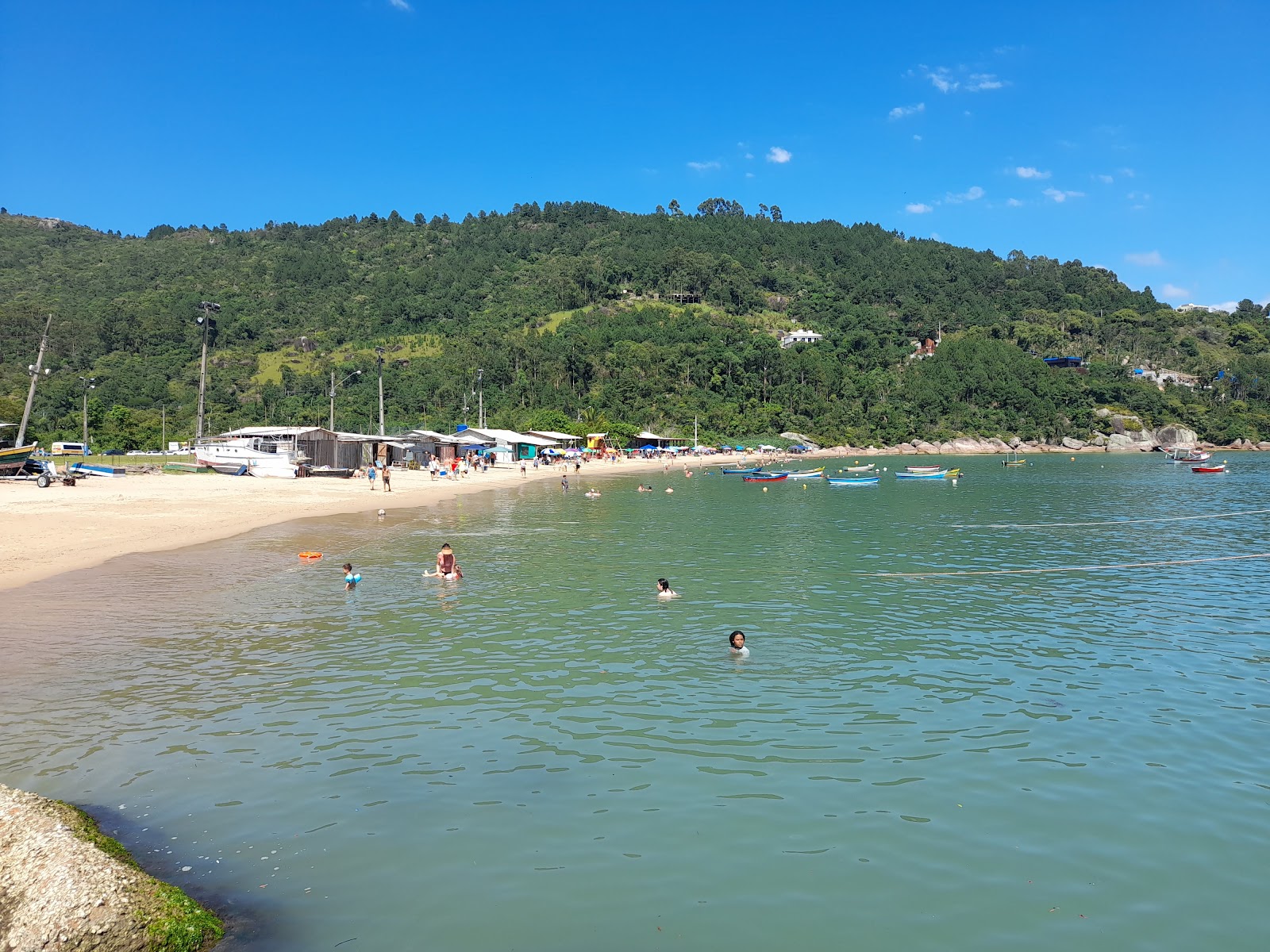 Praia de Calheiros的照片 带有碧绿色纯水表面