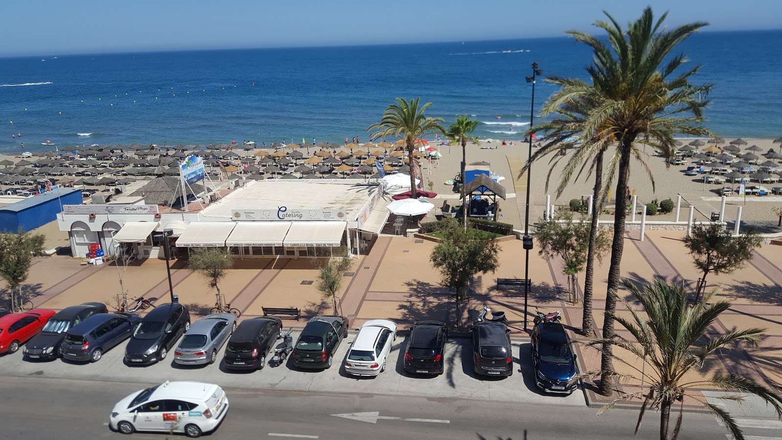 Plaj Fuengirola'in fotoğrafı büyük koylar ile birlikte