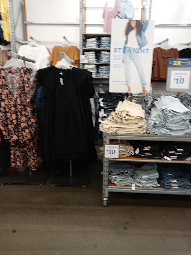 Clothing Store «Old Navy», reviews and photos, 15661 S Apopka Vineland Rd, Orlando, FL 32821, USA