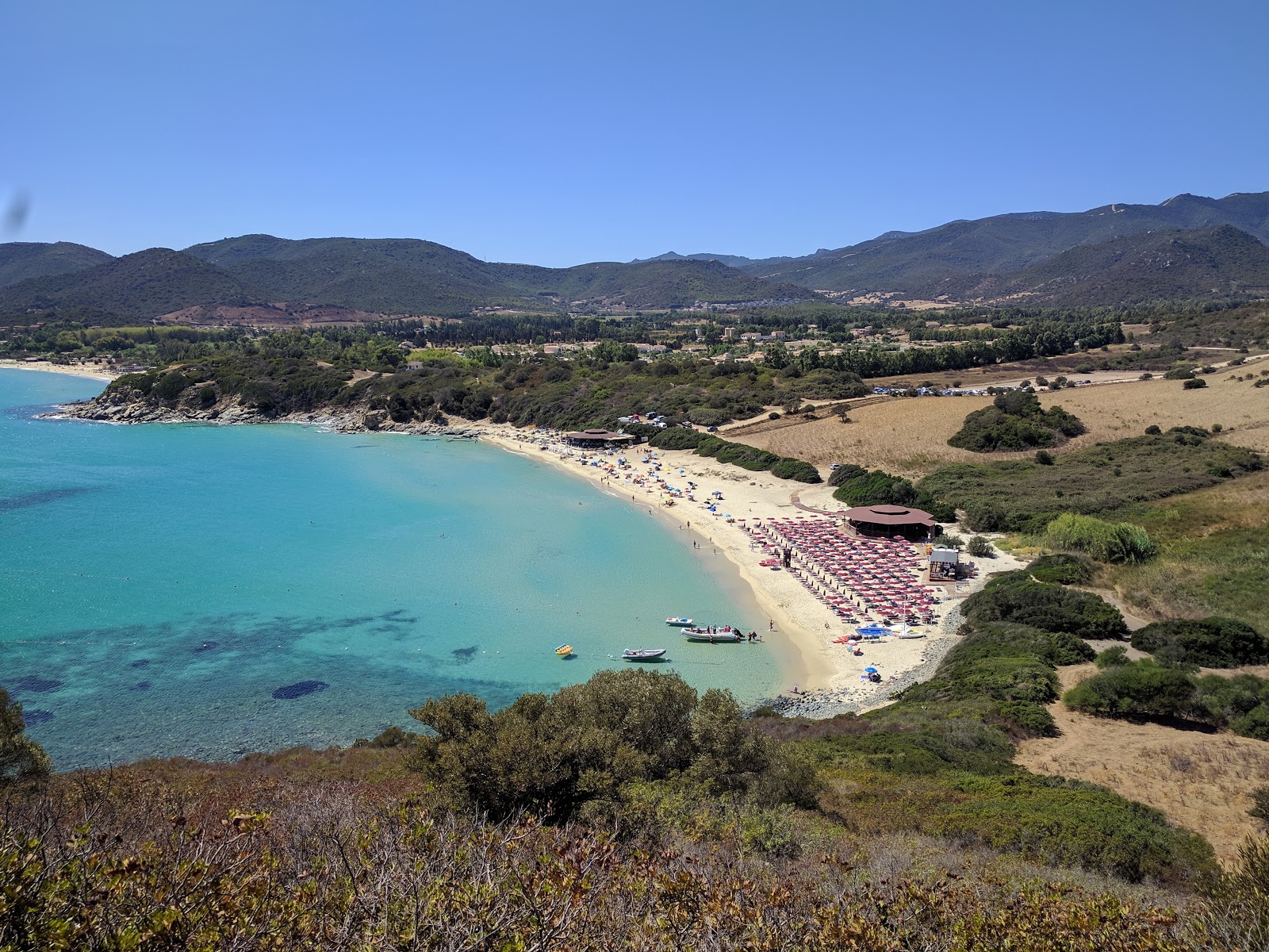 Cala Monte Turno Plajı'in fotoğrafı turkuaz saf su yüzey ile