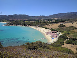 Cala Monte Turno Plajı'in fotoğrafı geniş ile birlikte