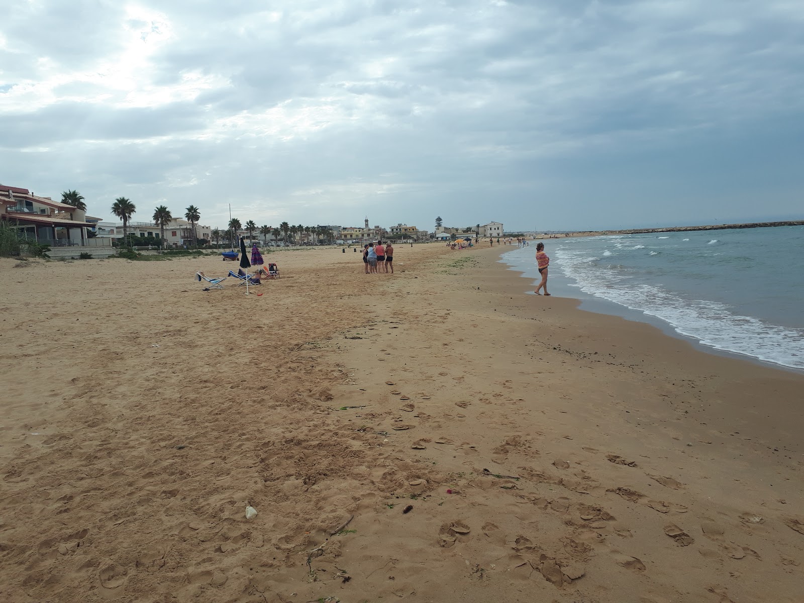 Valokuva Donnalucata beachista. sisältäen tilava lahti