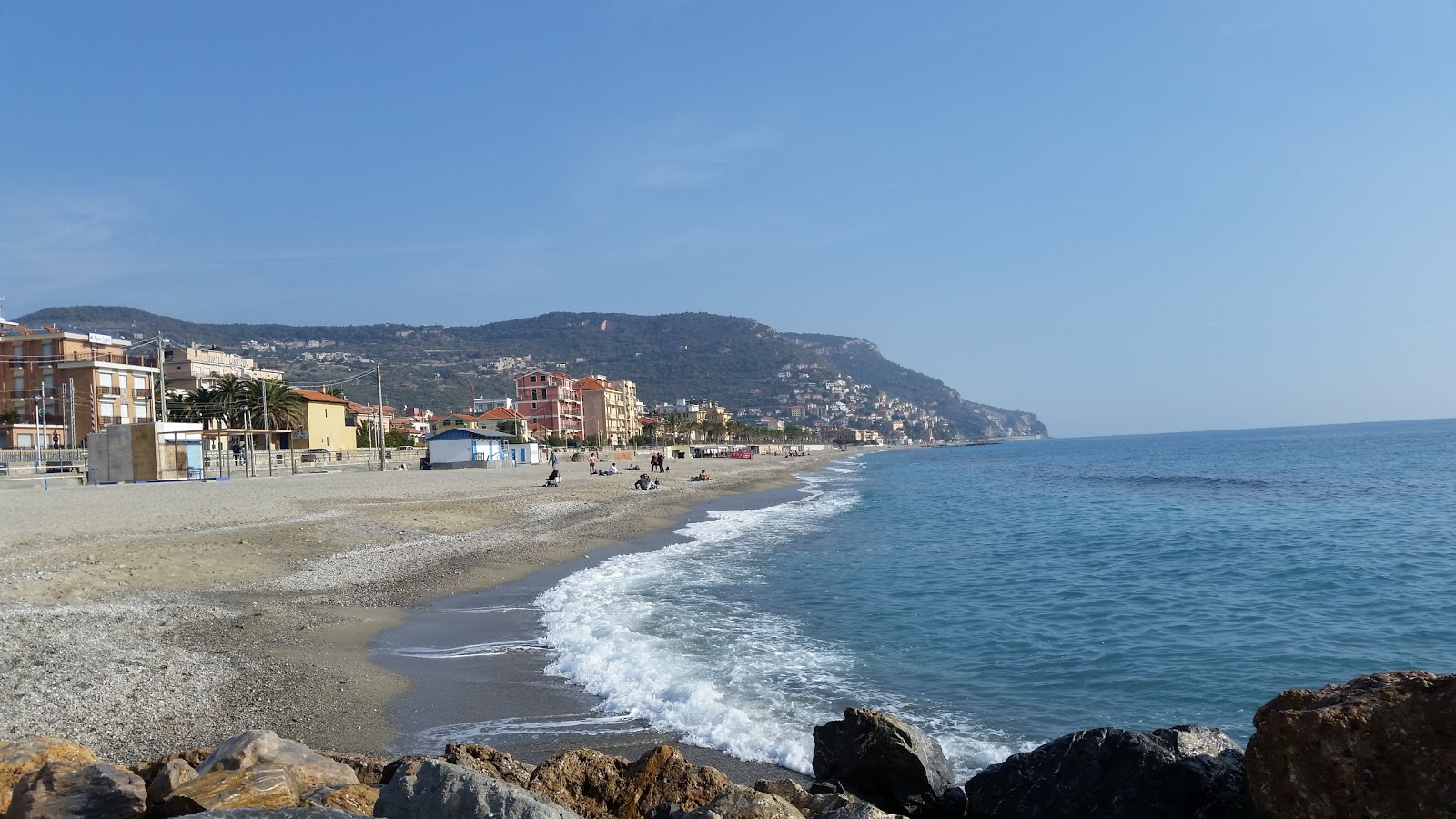 Foto av Spiaggia di Borgio med blå rent vatten yta