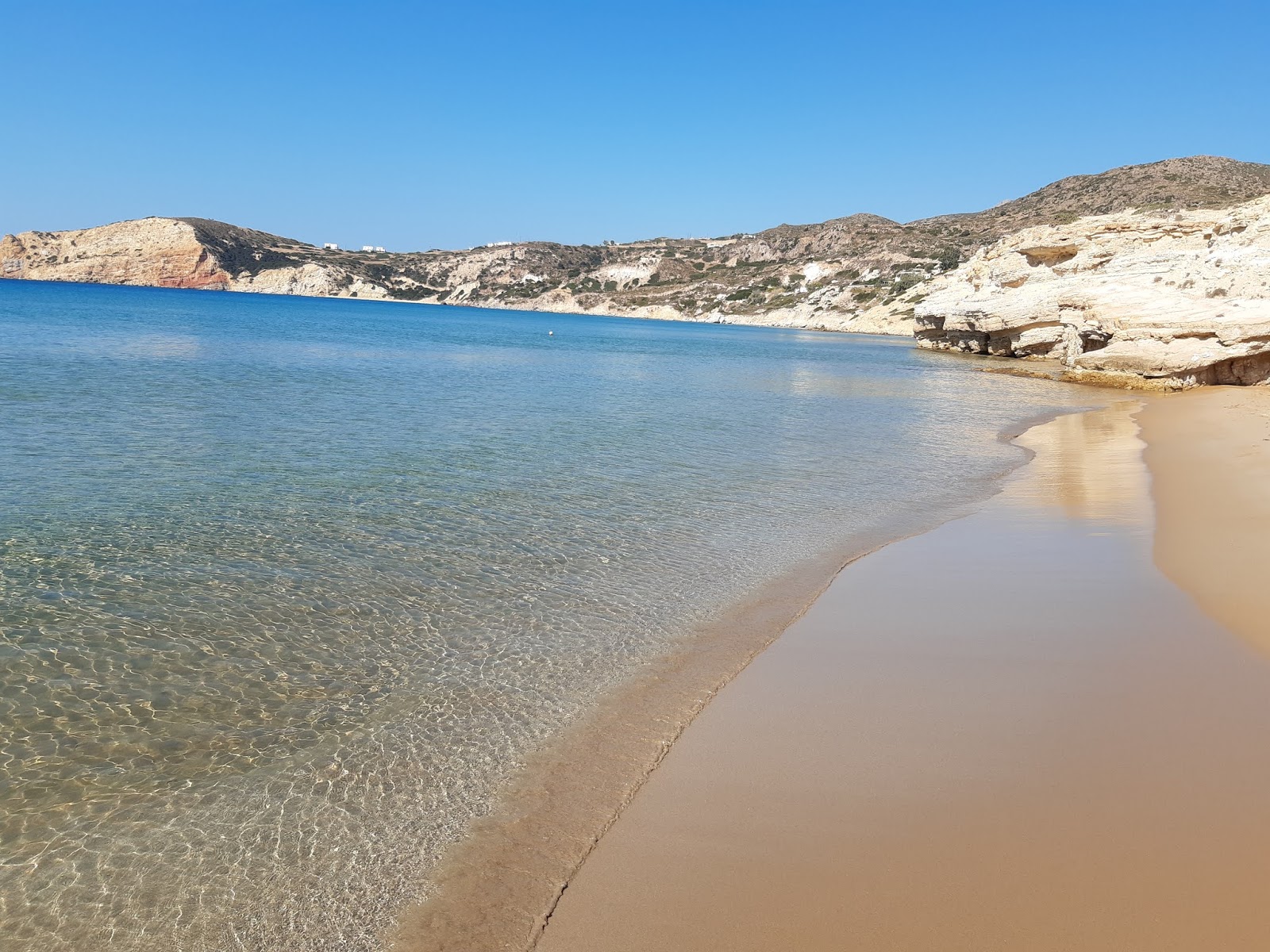 Foto von Provatas Strand mit sehr sauber Sauberkeitsgrad