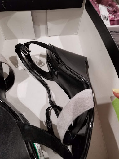 Shoe Store «DSW Designer Shoe Warehouse», reviews and photos, 4039 Richmond Rd, Warrensville Heights, OH 44122, USA