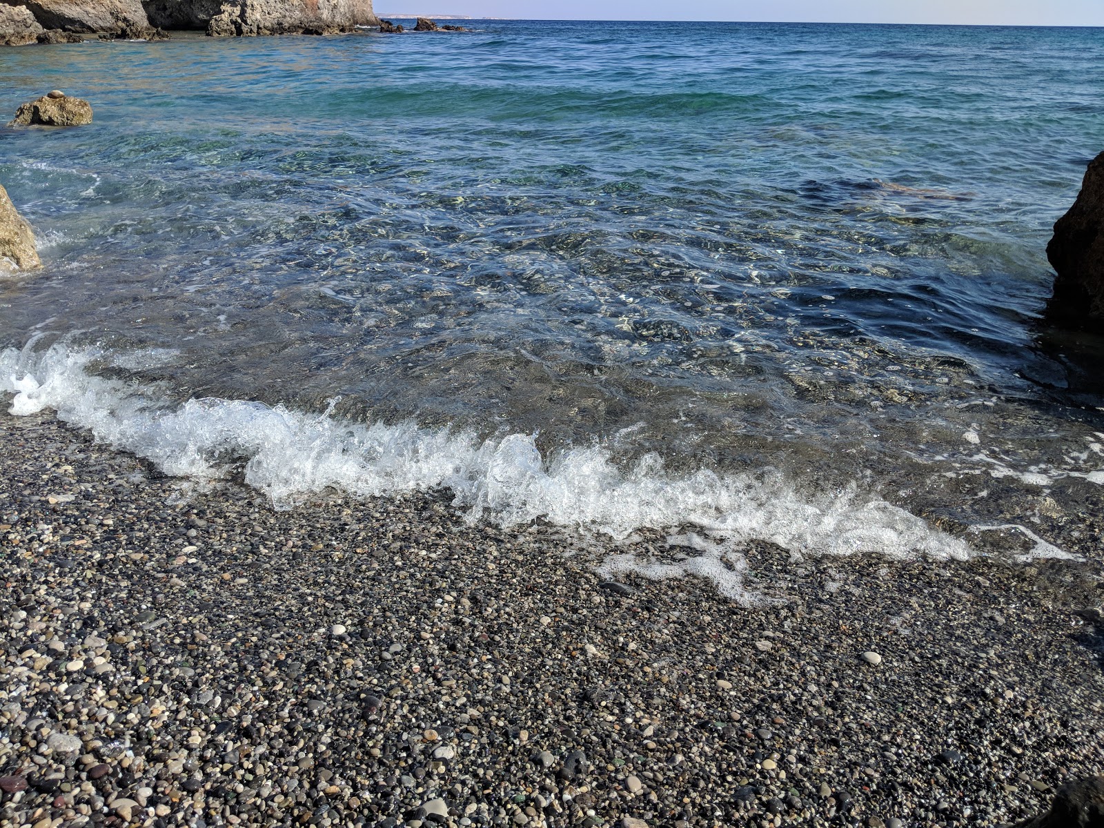 Foto von Anaskelou beach umgeben von Bergen