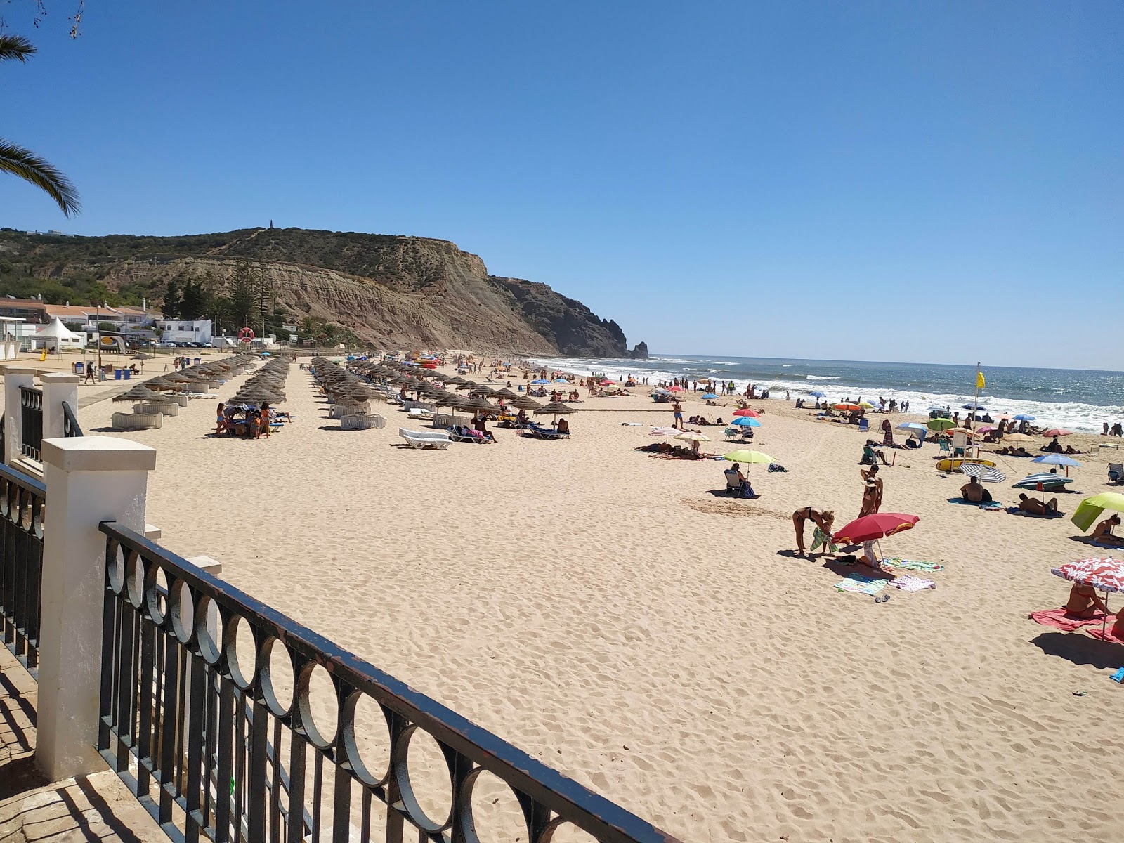 Photo de Praia da Luz entouré de montagnes