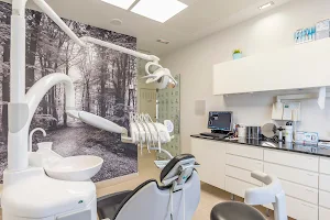 Clínica Dental Doctor Nasimi Parla image