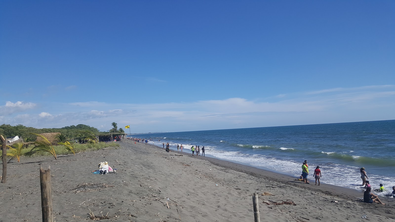 Playa de Estero Rico的照片 带有棕沙表面